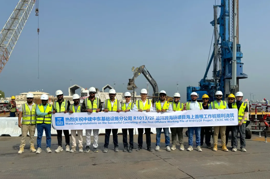 中国建筑R10132F迪拜岛跨海桥项目首根海上工作桩浇筑完成 2.png